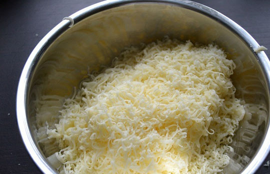 1. Этап. Вареники с сыром сулугуни: 4. На мелкой терке натрите сыр.