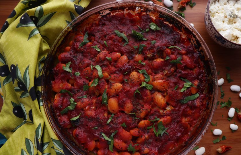 1. Этап. Фасоль по-гречески: Запекайте фасоль в разогретой до 180 градусов духовке в течение 1 часа. Подавайте со свежей петрушкой и сыром фета. Приятного аппетита!