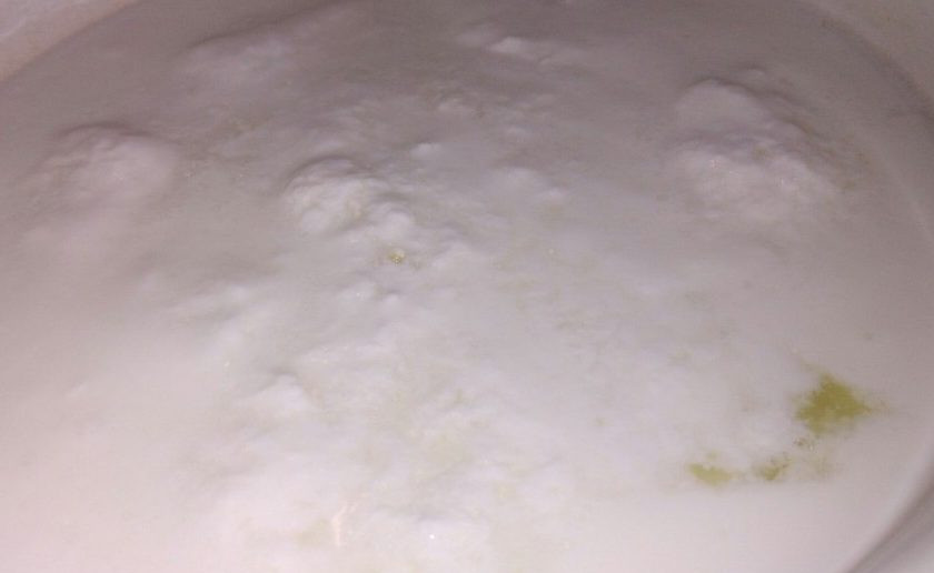 1. Этап. Домашний творожок из кефира 2,5%: 2. Постепенно творог начнет отслаиваться и будет образовываться сыворотка. Периодически помешивайте.