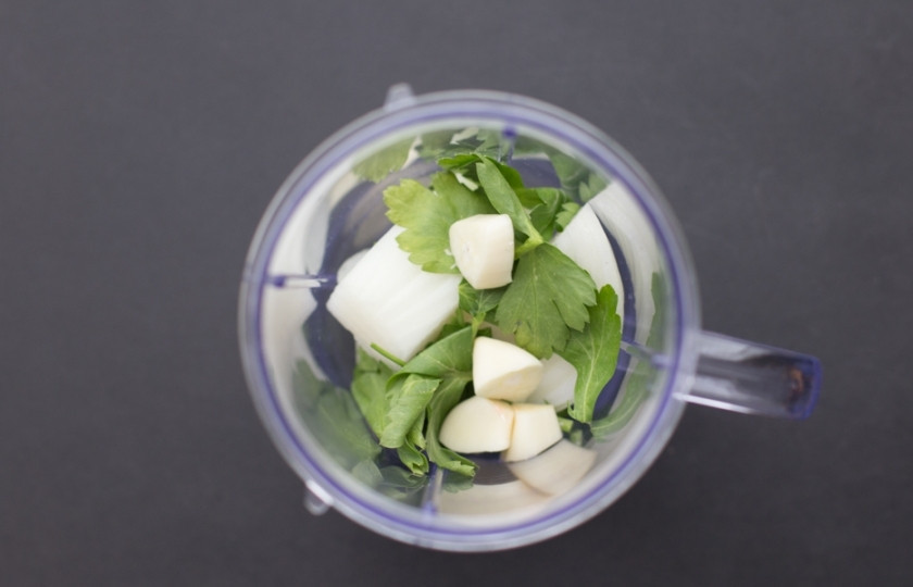 1. Этап. Равиоли с мясом: Смешайте в блендере лук, чеснок, петрушку, соль и перец.