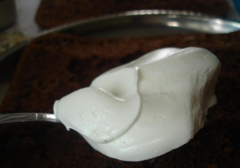 1. Этап. Белковый крем для украшения тортов: А затем взбейте крем на высокой скорости до устойчивых пиков. Белковый крем готов!