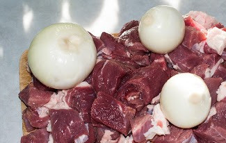 1. Этап. Фарш из телятины: Лук очищаем и нарезаем небольшими кубиками.