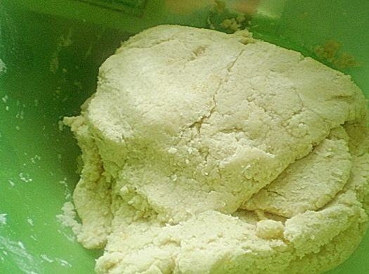 1. Этап. Рулетики с джемом: Всыпьте ещё муки, замешайте эластичное тесто. Оставьте его на 30-60 минут в холодильнике.