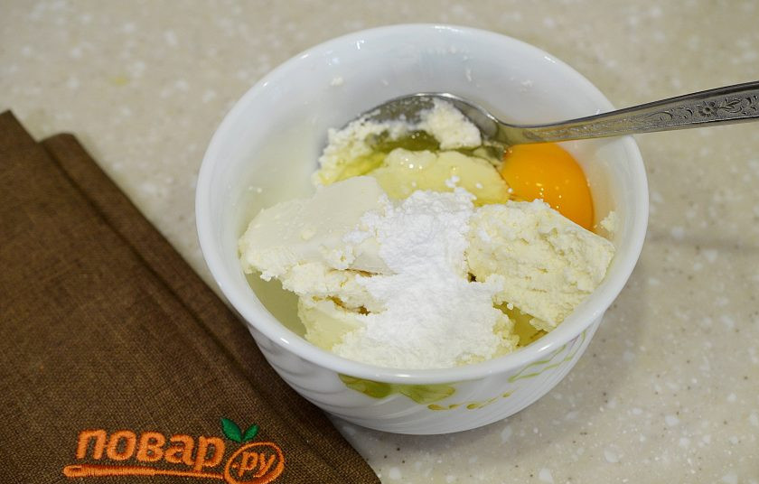 1. Этап. Песочный сливовый пирог: 4. К маскарпоне добавьте яйцо и сахарную пудру.