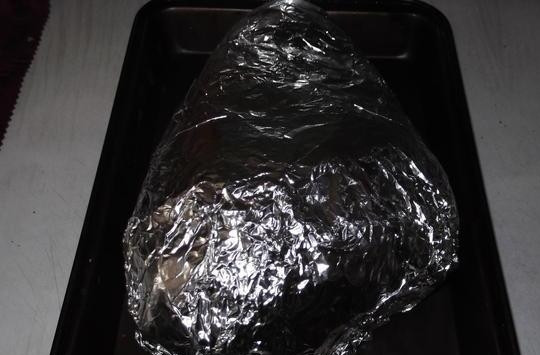 1. Этап. Рулька свиная: Свинину заверните в 3 слоя фольги. Оставьте мясо мариноваться на 1 час.