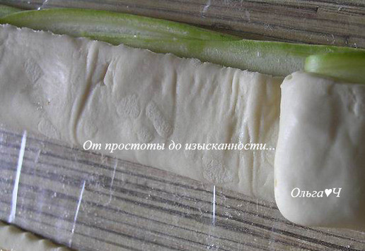 1. Этап. Закусочные булочки Кабачковые розы: Накройте второй половиной теста и сверните рулетом.