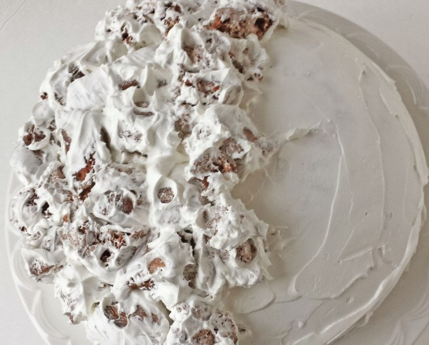 1. Этап. Бисквитный торт Графские развалины: 18. Выкладываю кусочки бисквита на белый корж по всей поверхности, так проделываю с остальным коржом.