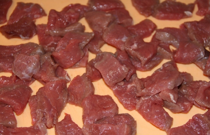 1. Этап. Гуляш из говядины в мультиварке: 1. Мясо промыть под проточной водой. Нарезать кубиками. Включить режим «Жарка», время 30 минут. Позволить маслу нагреться, тогда обжаривать мясо со всех сторон в течение 20 минут.