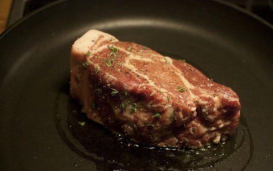 1. Этап. Антрекот из свинины на сковороде: 4. На сковороду налить немного масла и как следует его разогреть. Выложить кусочек мяса и жарить на среднем огне около 3-7 минут, в зависимости от желаемой степени прожарки. Также антрекот из свинины на сковороде в домашних условиях можно довести до готовности на водяной бане или в духовке, например.