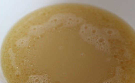 1. Этап. Блины на молочной сыворотке: 2. Венчиком или блендером взбейте массу до однородности. Для аромата можно добавить щепотку ванили, например.