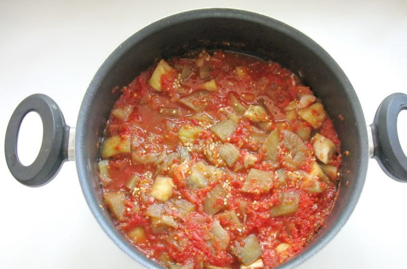 1. Этап. Закуска из баклажанов с помидорами на зиму: Влейте томат в баклажаны. Всыпьте сахар, соль и проварите закуску еще 5 минут. Затем влейте уксус. Попробуйте на вкус, и если не хватает, добавьте соли или сахара.