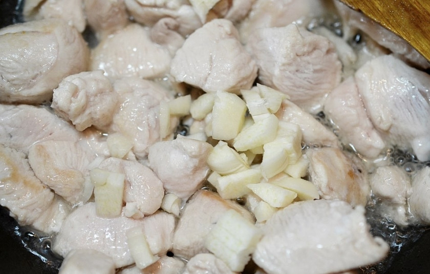 1. Этап. Кхау Пхат Кай: Добавьте нарезанный чеснок и обжаривайте ещё минуты 3.