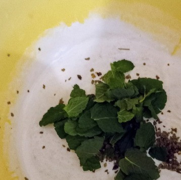 1. Этап. Фруктово-ореховый пилав с соусом тахини: Создать соус тахини, смешав кориандр, мяту, йогурт, пасту тахинную, чеснок и сок одного лимона. Пробить погружным блендером.