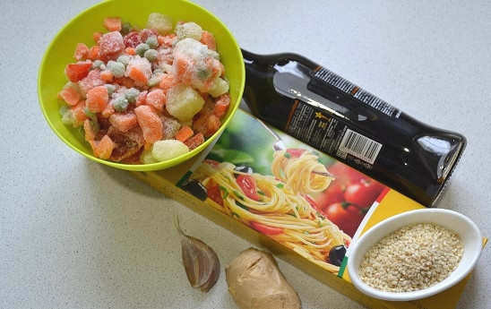 1. Этап. Макароны по-азиатски: 1. Первым делом поставьте на огонь кастрюлю с водой, после закипания посолите и отправьте туда макароны.