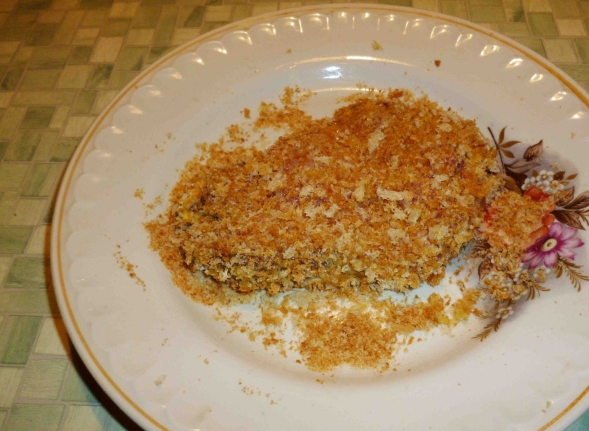 1. Этап. Немецкий шницель: Затем обваляйте в панировочных сухарях.
