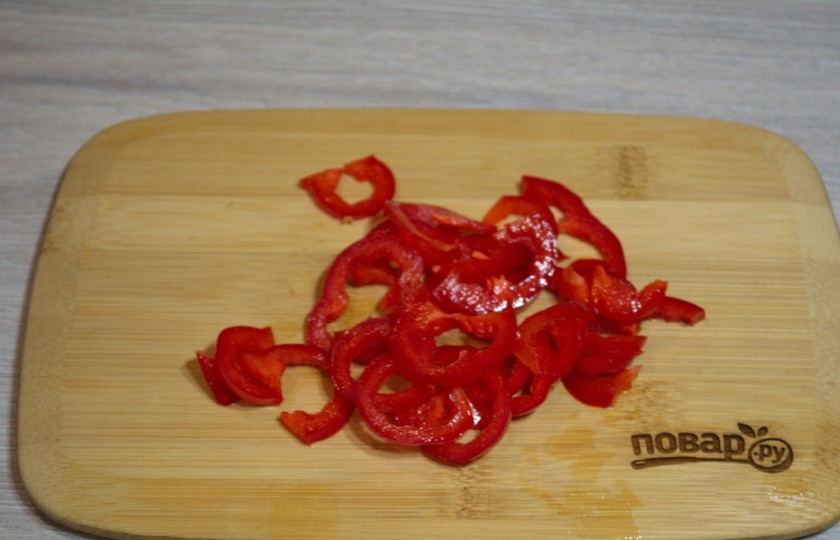 1. Этап. Азиатский куриный суп: Болгарский перец и перец чили нарежьте на небольшие кусочки. Перец можно измельчить как угодно (соломка, кубик), главное, чтоб его было удобно кушать в готовом супе.