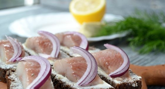 1. Этап. Канапе для праздничного стола: На каждый кусочек уложите сельдь и очищенный и нарезанный перьями лук (я использовала красный, т.к. он слаще).