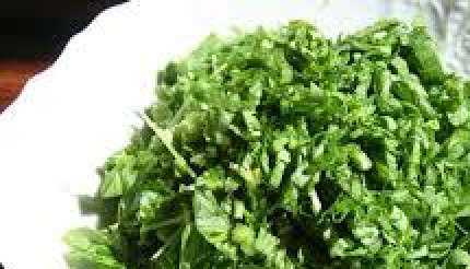 1. Этап. Салат из шпината и щавеля: Теперь добавляем к измельченной зелени соль, ориентируйтесь на свой вкус. Наливаем в салат немножко уксуса, так же по вкусу и растительное масло. Ещё раз тщательно перемешиваем.