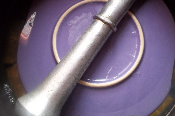 1. Этап. Долма по-грузински: Берем глубокую кастрюлю, на дно выкладываем долма. Выкладываем вплотную друг к другу. Накрываем тарелкой и придавливаем чем-нибудь тяжелым. Заливаем подсоленной кипяченой водой. Ставим на медленный огонь и готовим 35-40 минут.