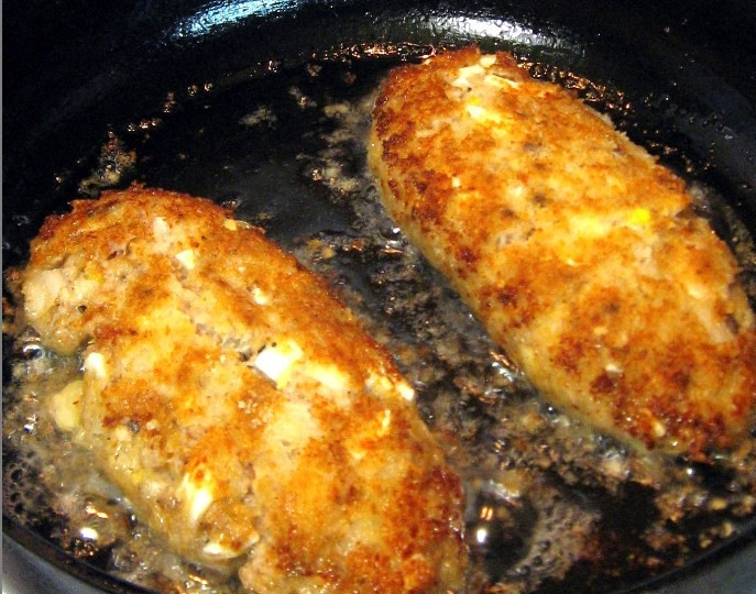 1. Этап. Рыбные котлеты из консервы: Котлеты лучше кушать, когда они еще горяченькие, поэтому приготовлением гарнира займитесь параллельно с приготовлением котлет. Приятного аппетита!