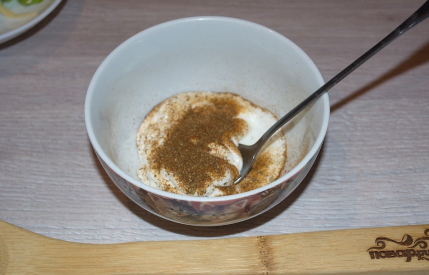 1. Этап. Салат А-ля Цезарь: Приготовьте соус. Для этого смешайте сметану со специями (в качестве специй я беру несколько видов перцев, тархун, немного сушеного чеснока, соль, перец и немного сахара). Все специи кладите по вкусу.