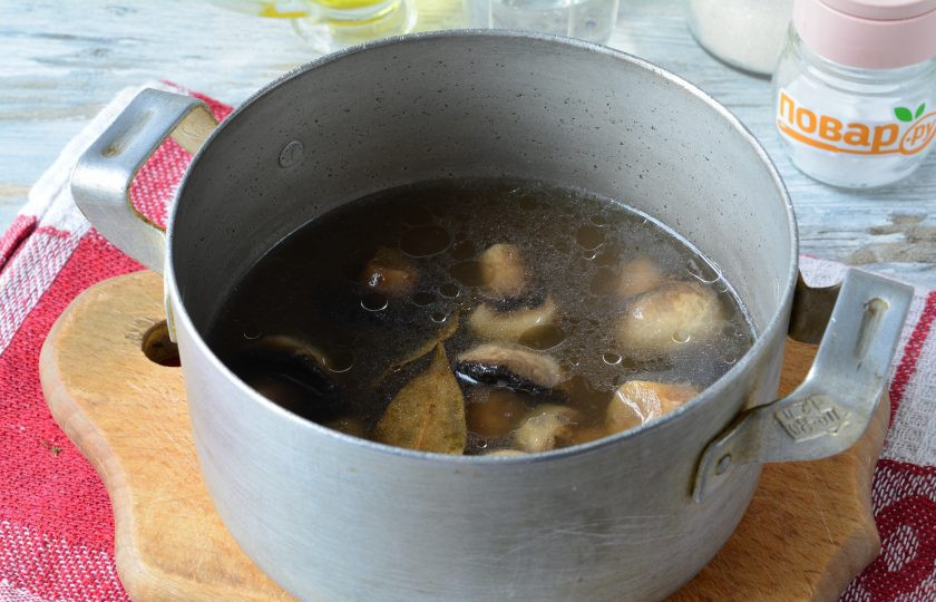 1. Этап. Маринованные грибы за 10 минут: Варите грибы 10 минут, затем остудите в маринаде.
