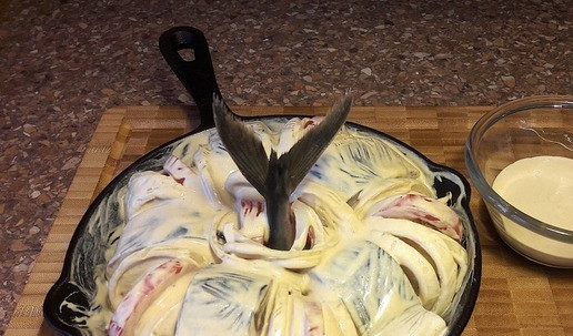 1. Этап. Скумбрия в маринаде на луковой подушке: Рыбку обвалять в полученной массе и, уложив в форму, сверху вылить остатки маринада на лук с помидорами. Дать постоять 30 минут, чтобы рыба и овощи пропитались маринадом.