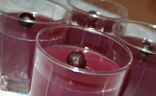 1. Этап. Желе из варенья с желатином: Когда жидкость остынет, формы нужно перенести в холодильник до полного застывания желе. Готовое желе украшаем ягодами и подаем к столу. Приятного всем аппетита!