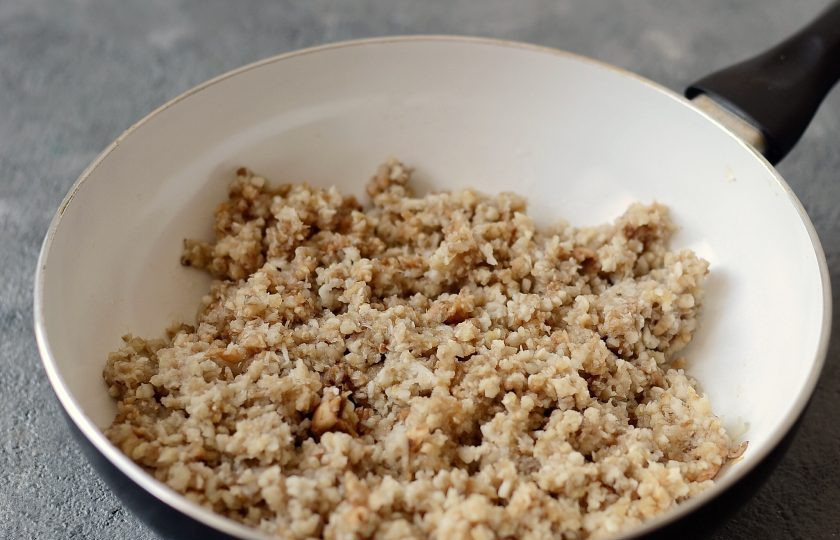 1. Этап. Беляши с грибами: Грибы помойте, затем прокрутите в мясорубке до состояния крупного фарша. Либо измельчите их в кухонном комбайне. Добавьте грибы в сковороду, посолите и поперчите. Жарьте до испарения жидкости, периодически помешивая. Затем остудите начинку.