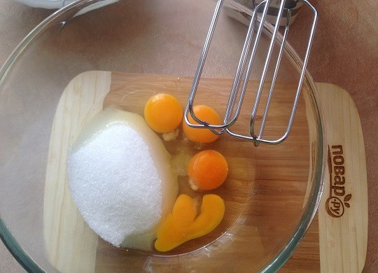 1. Этап. Бисквитный торт с вишней и творожным кремом: 1. Первым делом нам нужно испечь бисквит. Вбиваем в миску яйца, добавим обычный сахар и ванильный и щепотку соли.