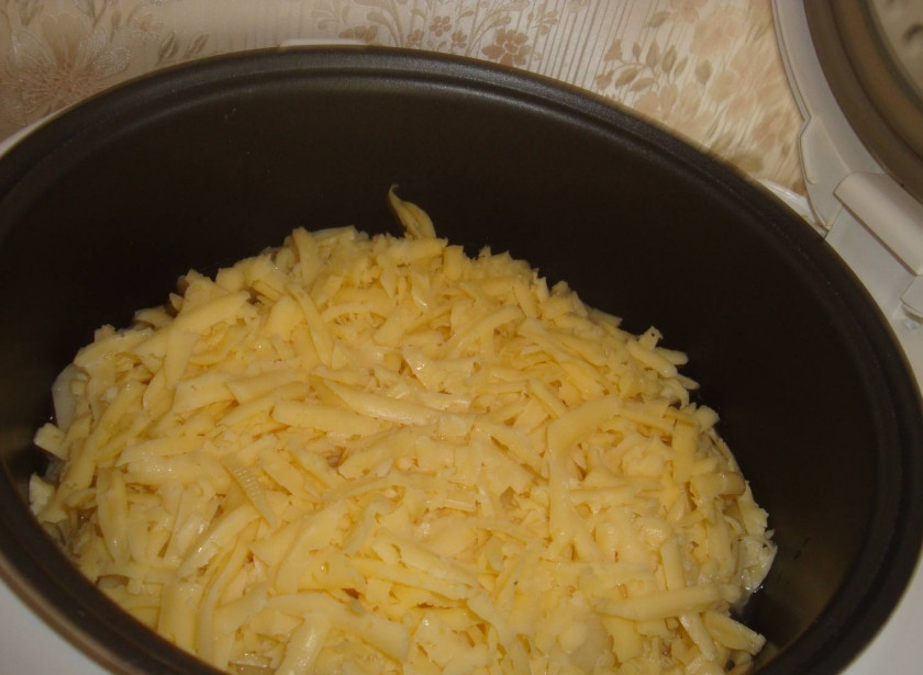 1. Этап. Говядина в мультиварке Панасоник: Натрите на терке сыр и присыпьте им сверху картофель. Готовьте в режиме 