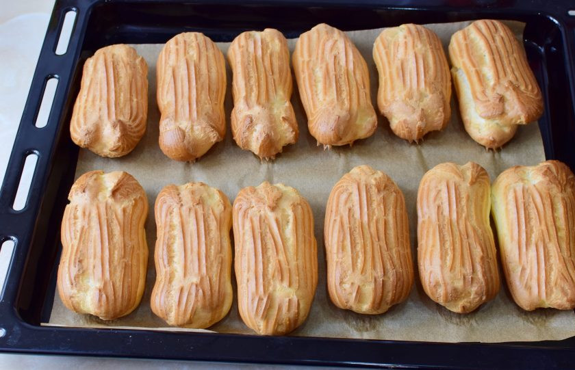 1. Этап. Французские эклеры: Готовые эклеры увеличатся в размере и станут золотистого цвета. Снимите их с противня и остудите.