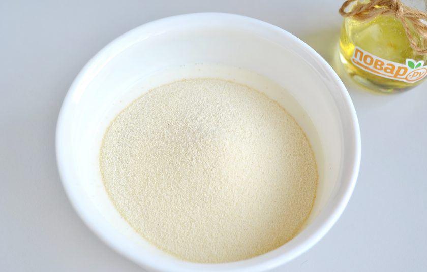 1. Этап. Манник с хурмой: 2. Манку замочите в теплом кефире и оставьте на некоторое время.