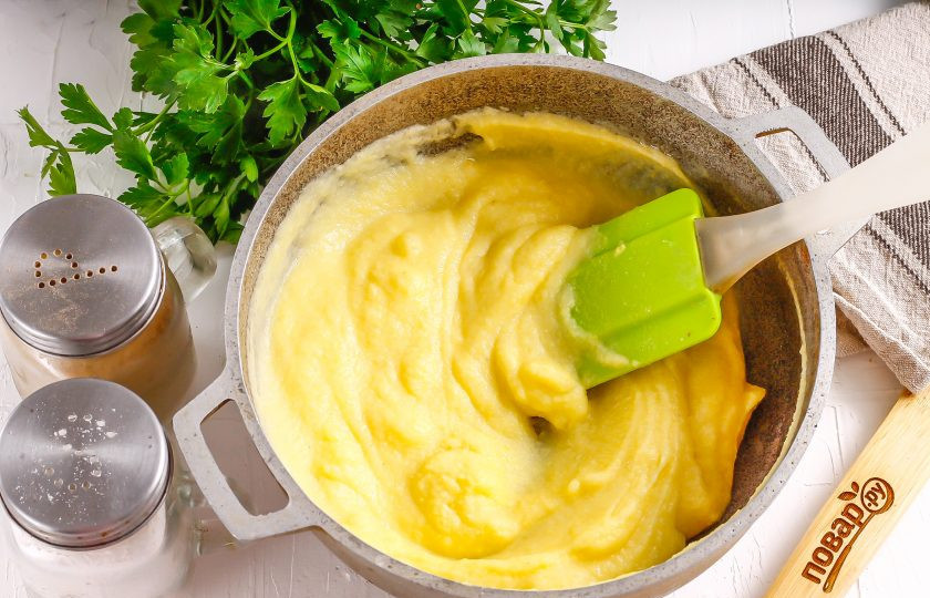 1. Этап. Эларджи: Доведите кашу до необходимой густоты: 4 ст.л. муки для более жидкой каши, 5 ст.л. для более густой.