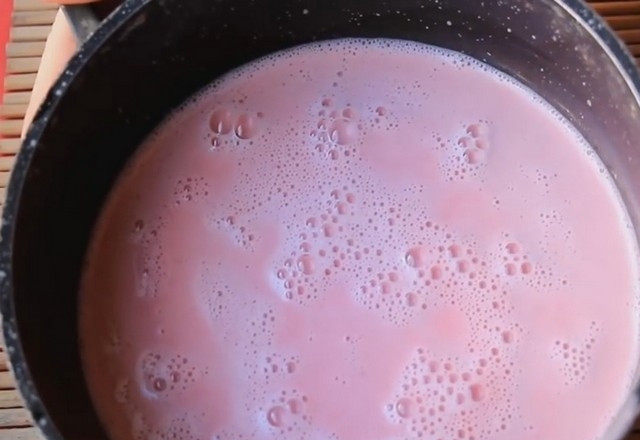 1. Этап. Кисель из овсянки: Поставьте малиновое овсяное молоко на средний огонь и доведите до кипения, перемешивая венчиком.