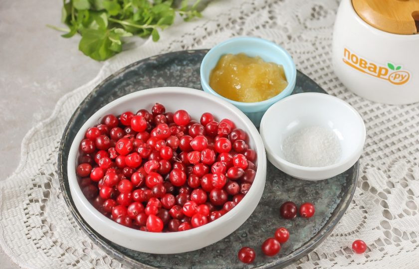 1. Этап. Медово-клюквенный конфитюр: Подготовьте указанные ингредиенты. Клюкву выбирайте спелую, темно-красную, а мед — не горький на вкус.