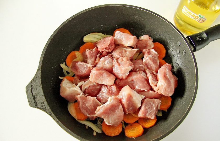 1. Этап. Свинина с морковью в духовке: Добавьте нарезанное кусочками мясо.