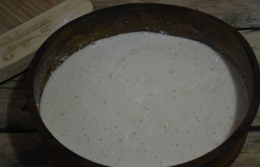 1. Этап. Торт Панчо: 5. Тесто вылейте в форму для запекания диаметром 22 см. Запекайте в духовке 40 минут.