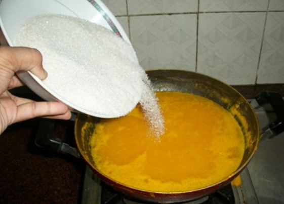 1. Этап. Апельсиновое варенье: 4. Только после этого добавьте обычный белый сахар и размешайте его ложкой.