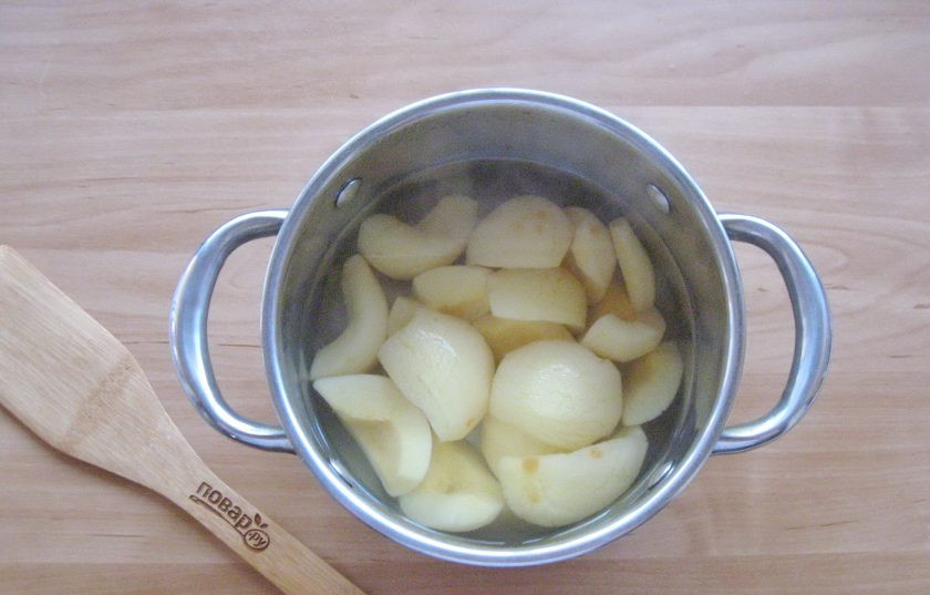 1. Этап. Компот из айвы на зиму без стерилизации: Варите айву с сахаром с момента закипания 5-6 минут.