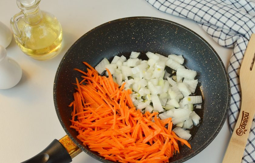 1. Этап. Картофель с фаршем: Порежьте репчатый лук кубиками, а морковь натрите на крупной терке. Разогрейте растительное масло и обжарьте овощи пару минут.