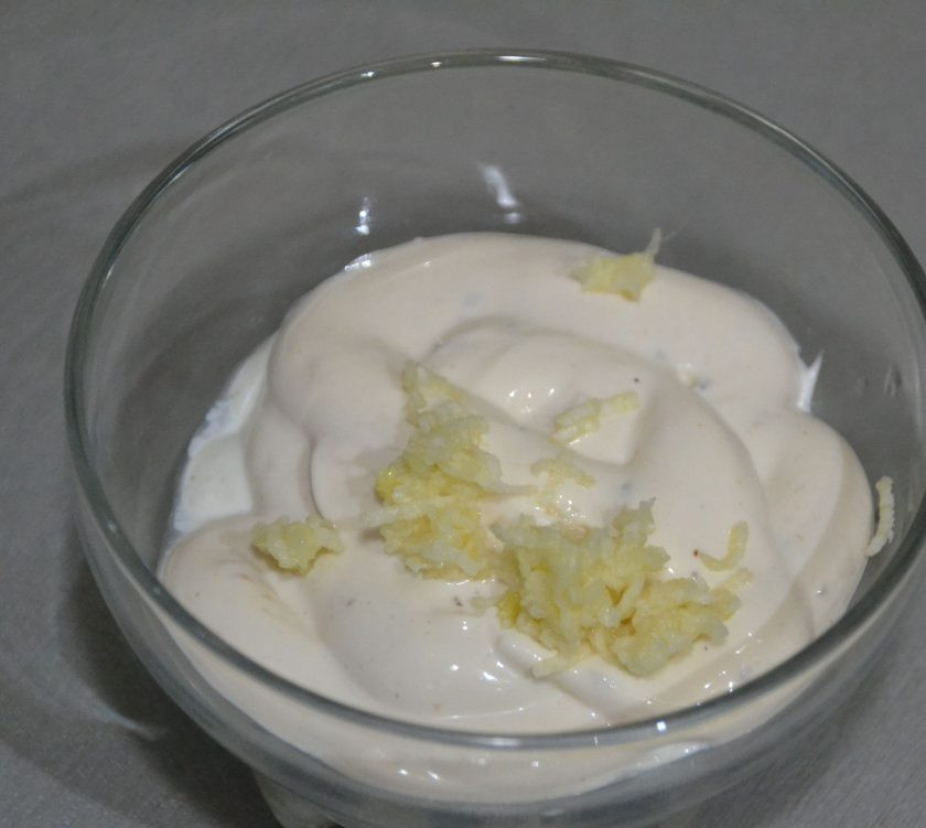 1. Этап. Салат Мышки-шалунишки: При желании в майонез можно натереть зубчик чеснока.