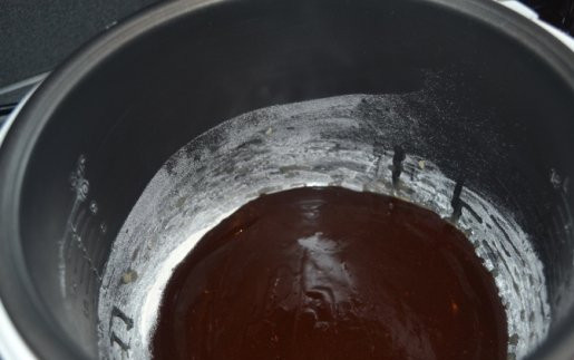 1. Этап. Кекс мраморный в мультиварке: 8. Чашу мультиварки немного смазать сливочным маслом или присыпать мукой. Выложить пару ложек шоколадного теста ровным слоем на дно.