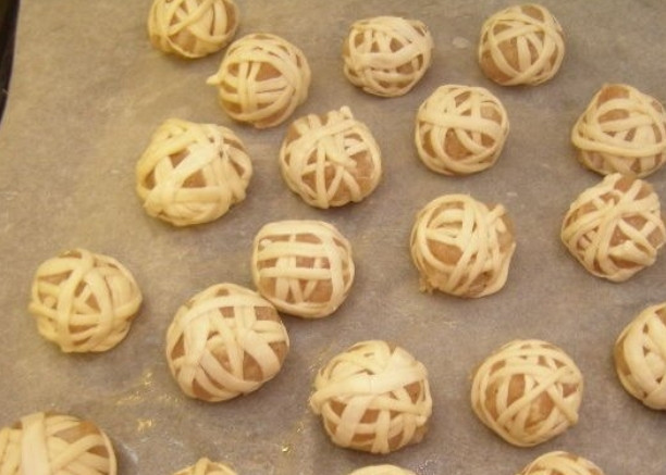 1. Этап. Клубочки ниток с куриным фаршем: Оборачиваем каждый шарик 