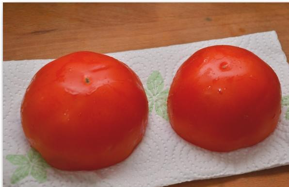 1. Этап. Фаршированные перцы и помидоры: Получившиеся своеобразные контейнеры из помидоров кладем на бумажные салфетки - пусть обсыхают.