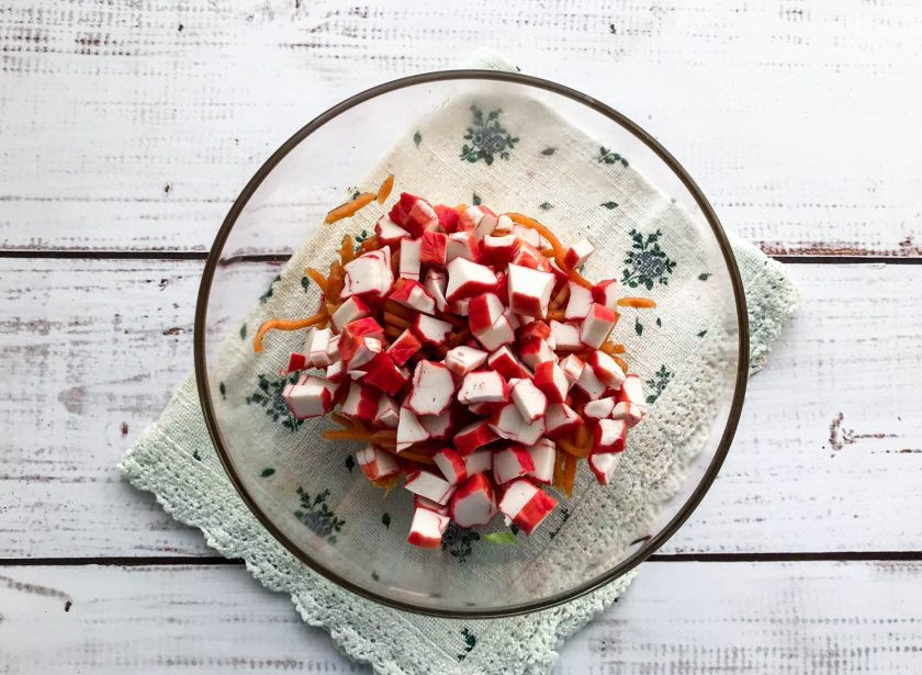 1. Этап. Салат Виктория с крабовыми палочками: Крабовые палочки нарежьте небольшими кусочками.