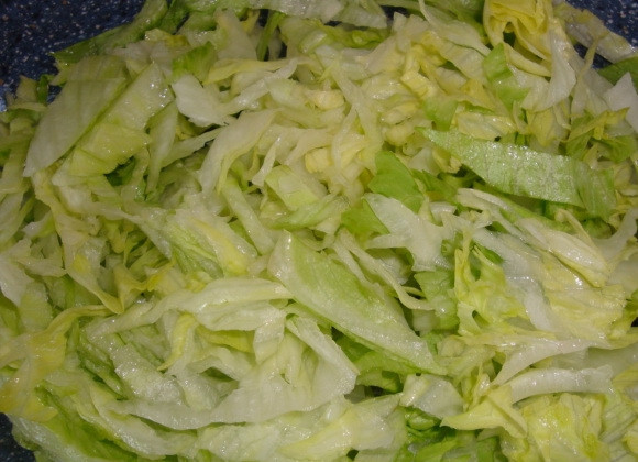 1. Этап. Cалат с фетой и оливками: Нашинкуйте салат Айсберг и выложите в салатницу.