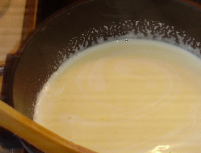 1. Этап. Заварной крем воздушный: Пока молоко еще остается максимально горячим, добавьте к нему смесь из сахара, желтков и муки. Делая это, не прекращайте перемешивать ингредиенты, чтобы куриные желтки не свернулись под воздействием высокой температуры.