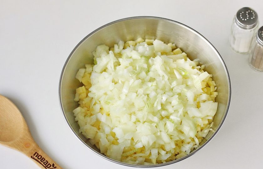 1. Этап. Начинка для вареников: Добавьте к картофелю нарезанный примерно такими же кубиками лук. Лук придает начинке сочность, поэтому не рекомендую уменьшать количество или вовсе его исключать.