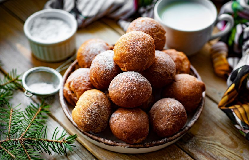 1. Этап. Пончики на ряженке: Готовые пончики охладите, присыпьте сахарной пудрой и подавайте к столу.